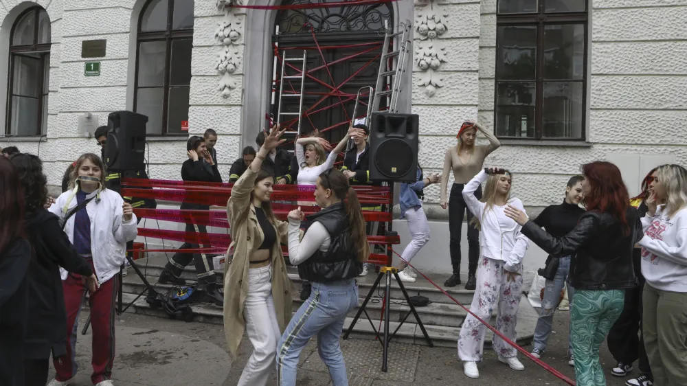  18.05.2023 - Gimnazija Poljane – veselje dijakov ob zaključku 2. ocenjevalnega obdobja in pouka za zaključne letnike v šolskem letu 2022/2023 – //FOTO: Luka Cjuha
