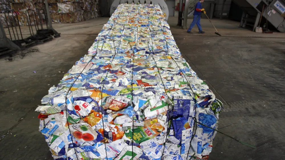 zbirnimi center odpadkov Bukovžlak - sortirana tetrapak embalaža -- RCERO Celje - Regionalni center za ravnanje z odpadki - sodoben regijski projekt, v katerega je vključeno 24 občin Savinjske regije, odlagališče odpadkov - //FOTO: Luka Cjuha