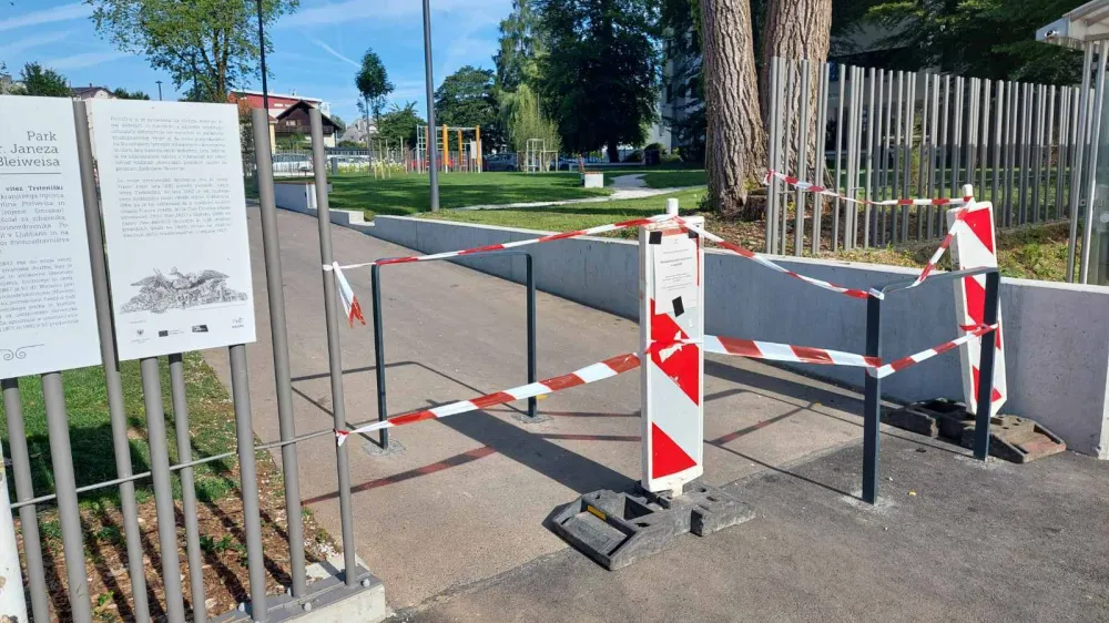 Največji kranjski park ostaja do nadalnjega zaprt za obiskovalce. 