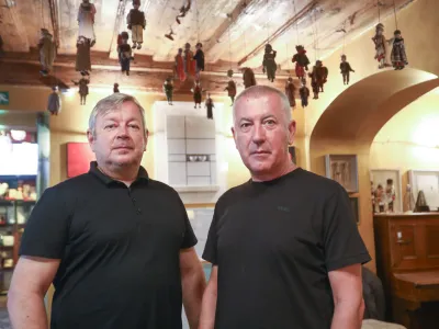 Mini teater sta leta 1999 ustanovila igralec, režiser in lutkar Robert Waltl (levo) ter režiser Ivica Buljan in ga razvila v tako imenovano razširjeno gledališče. 