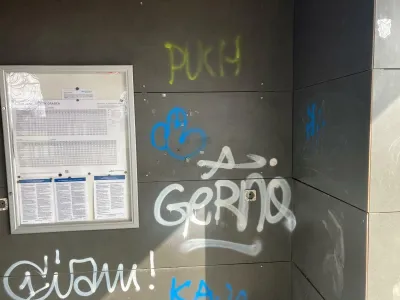 Železniške in avtobusne postaje zagotovo niso kraj za grafite.