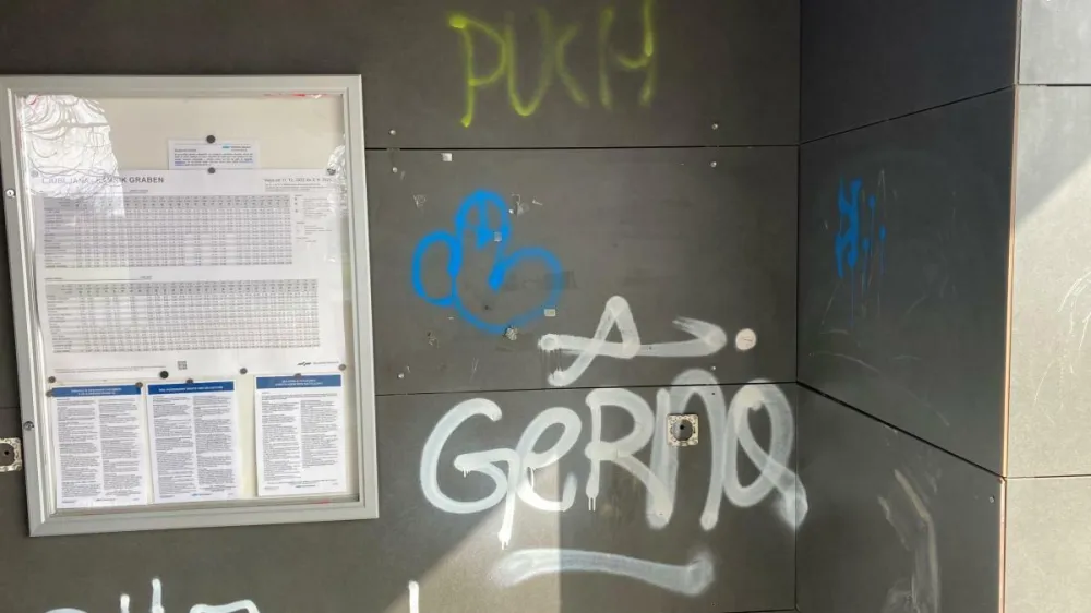 Železniške in avtobusne postaje zagotovo niso kraj za grafite.