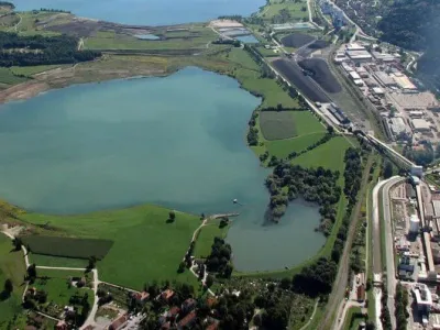 Na Družmirskem jezeru v občini Šoštanj HSE načrtuje projekt prve plavajoče sončne elektrarne pri nas.