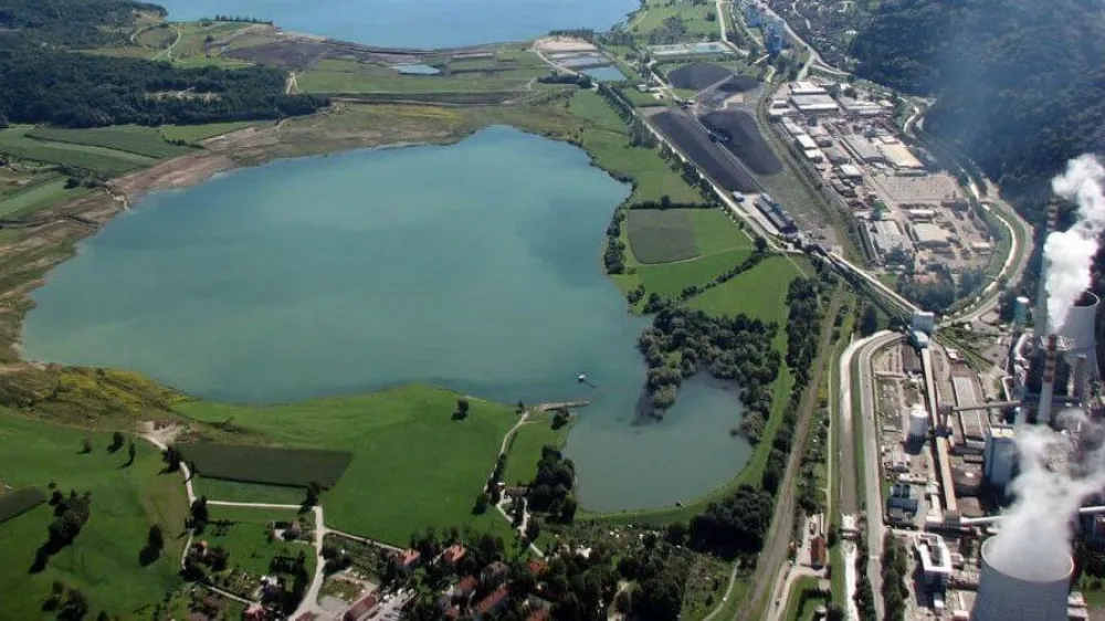 Na Družmirskem jezeru v občini Šoštanj HSE načrtuje projekt prve plavajoče sončne elektrarne pri nas.