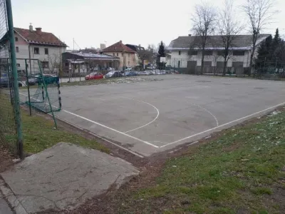 Začeli bodo s prenovo športnega igrišča Brilejeva 11 ob Vodnikovi cesti v Dravljah. F MOL