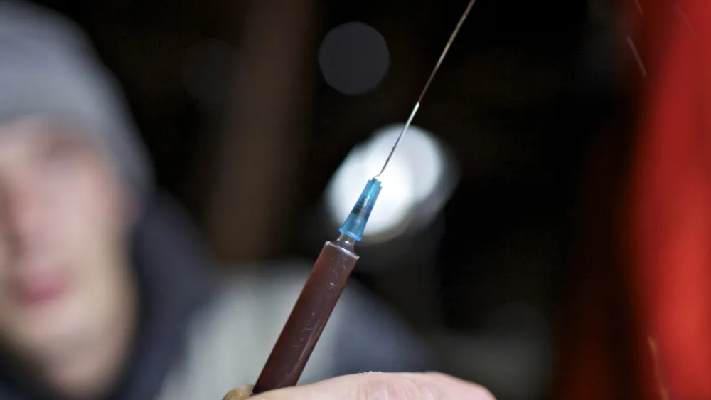 vbrizaganje heroina - injekcijska igla- narkomanija - heroinska zasvojenost v Ljubljani - odvisniki, droge - mamila - heroin//FOTO: Jaka AdamičOPOMBA: ZA OBJAVO V PRILOGI – DNEVNIKOV OBJEKTIV - REPORTAŽA