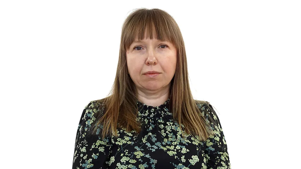 Nina KnavsZA ONLINE - Redakcija Dnevnik 2024 - portreti za komentarje in kolumne - kolumnisti - komentatorji &ndash; novinarji - portret //FOTO: Luka Cjuha