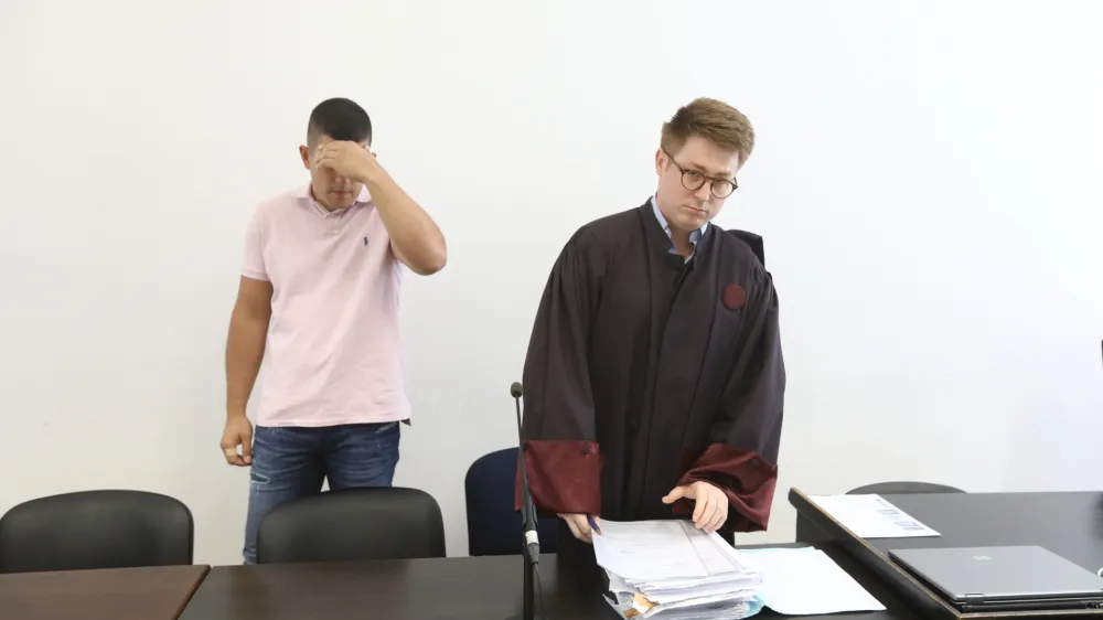 Rok Plut se je skrival pred objektivom Dnevnikovega fotografa, krivdo pa je priznal in sprejel dosojeno kazen.