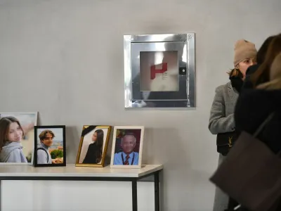 Starši na osnovni šoli maja lani pobitih otrok prihajajo na sodišče oboroženi s fotografijami svojih otrok – Mare, Bojane, Angeline, Adriane, Eme, Katarine, Sofije in Andrije. Poleg njih je Kosta K. ustrelil še varnostnika Dragana.