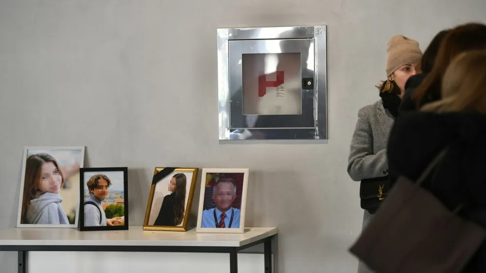 Starši na osnovni šoli maja lani pobitih otrok prihajajo na sodišče oboroženi s fotografijami svojih otrok – Mare, Bojane, Angeline, Adriane, Eme, Katarine, Sofije in Andrije. Poleg njih je Kosta K. ustrelil še varnostnika Dragana.