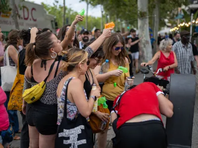 06 July 2024, Spain, Barcelona: People splash water on restaurants and cafes during a demonstration against mass tourism in Barcelona under the slogan 'Enough. Let's put a limit to tourism'. Photo: Lorena Sop&ecirc;na/EUROPA PRESS/dpa