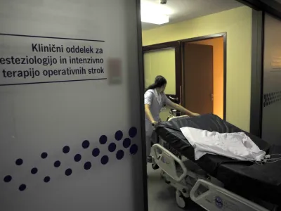 - stavka medicinskih sester - Univezitetni klinični center (UKC) - okoli 50 medicinskih sester, zaposlenih v enotah intenzivne terapije III v UKC-ju, stavka zaradi kršitev pogodb o zaposlitvi - stavkajoče opravljajo delo diplomiranih medicinskih sester, zato na nižjo plačo ne pristajajo, medicinske sestre   //FOTO: Tomaž Zajelšnik