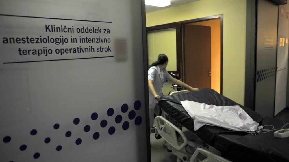 - stavka medicinskih sester - Univezitetni klinični center (UKC) - okoli 50 medicinskih sester, zaposlenih v enotah intenzivne terapije III v UKC-ju, stavka zaradi kršitev pogodb o zaposlitvi - stavkajoče opravljajo delo diplomiranih medicinskih sester, zato na nižjo plačo ne pristajajo, medicinske sestre   //FOTO: Tomaž Zajelšnik