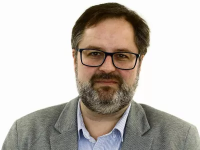 Ale&scaron; Gaube- Redakcija Dnevnik 2024 - portreti za komentarje in kolumne - kolumnisti - komentatorji &ndash; novinarji - portret //FOTO: Luka Cjuha