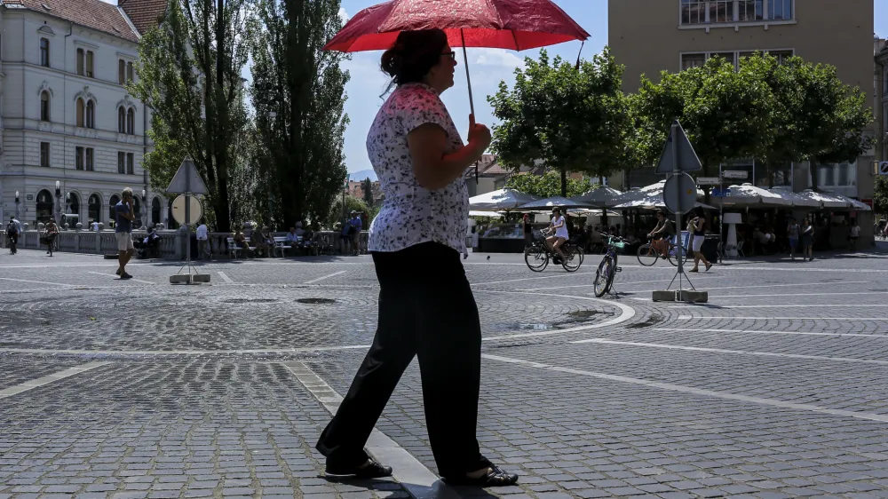 ﻿- senčnik - dežnik - zaščita pred soncem- 17.07.2015 - vremenska slika v Ljubljani - poletje - vročina - vročinski val - visoke temperature - najvišje dnevne temperature do 37 stopinj Celzija -       ///FOTO: Jaka Gasar