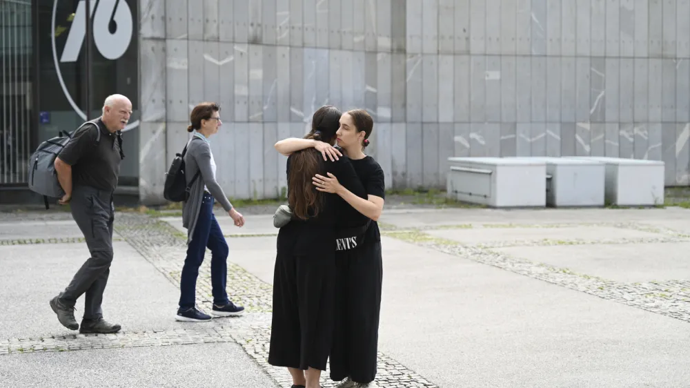 Objem je plesna intervencija avtoric Anje Mejač in Lize Šimenc, ki je v zadnjih mesecih zasedla že več mestnih prostorov.
V ponedeljek dopoldne je dogodek potekal na Trgu republike.