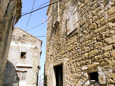 Sprememba zakona o dedovanju naj bi prispevala k pohitritvi zapuščinski postopkov v primeru starih nepremičnin z neznanimi dediči, ki so pokojni ali v tujini, nepremičnine pa zato prazne in propadajoče. Fotografija je simbolična.