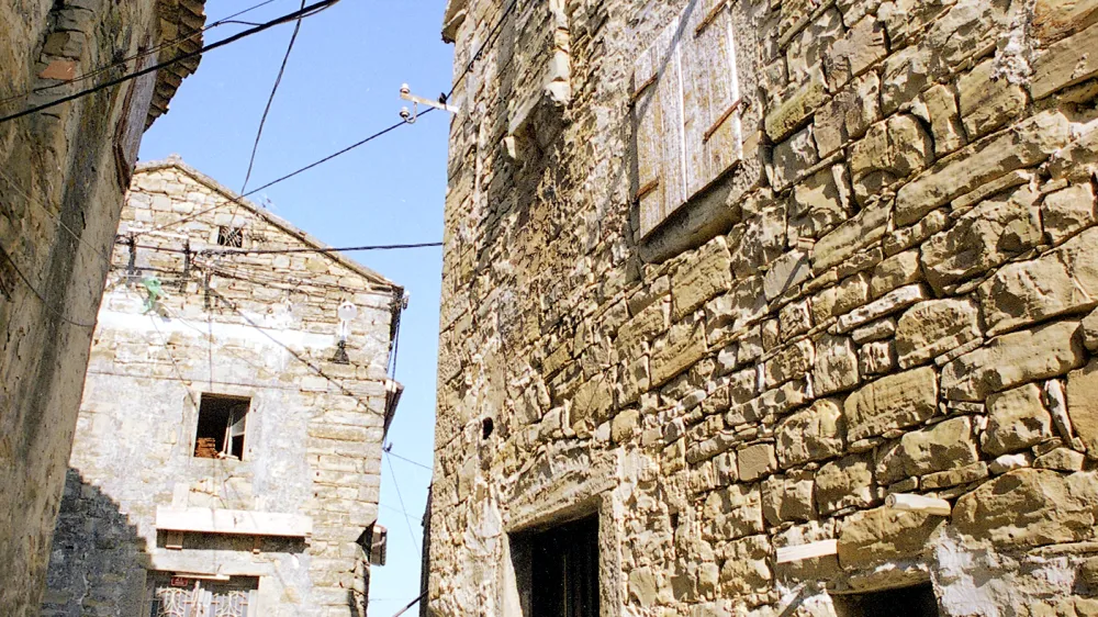 Sprememba zakona o dedovanju naj bi prispevala k pohitritvi zapuščinski postopkov v primeru starih nepremičnin z neznanimi dediči, ki so pokojni ali v tujini, nepremičnine pa zato prazne in propadajoče. Fotografija je simbolična.