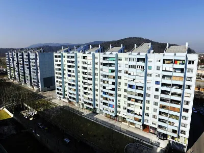 ﻿Najprej stanovanjedokumentarni feljtonScenarij: Brane Bitenc