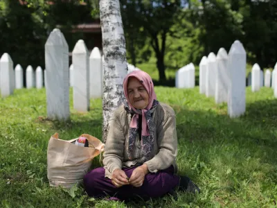 ﻿- Srebrenica - vojska bosanskih Srbov je leta 1992 umorila več kot 8000 Bošnjakov.- Spominski center Potočari posvečen žrtvam pokola v Srebrenici leta 1992 - - 08.06.2021 – Bosna in Hercegovina (BIH) – Srebrenica - reportaža ob obsodbi na dosmrtno zaporno kazen nekdanjega vojaškega poveljnika bosanskih Srbov Ratka Mladića v Haagu 08.06.2021 obsojenega genocida ter zločinov proti človečnosti in vojnih zločinov med vojno v BiH med letoma 1992 in 1995.    //FOTO: Bojan Velikonja