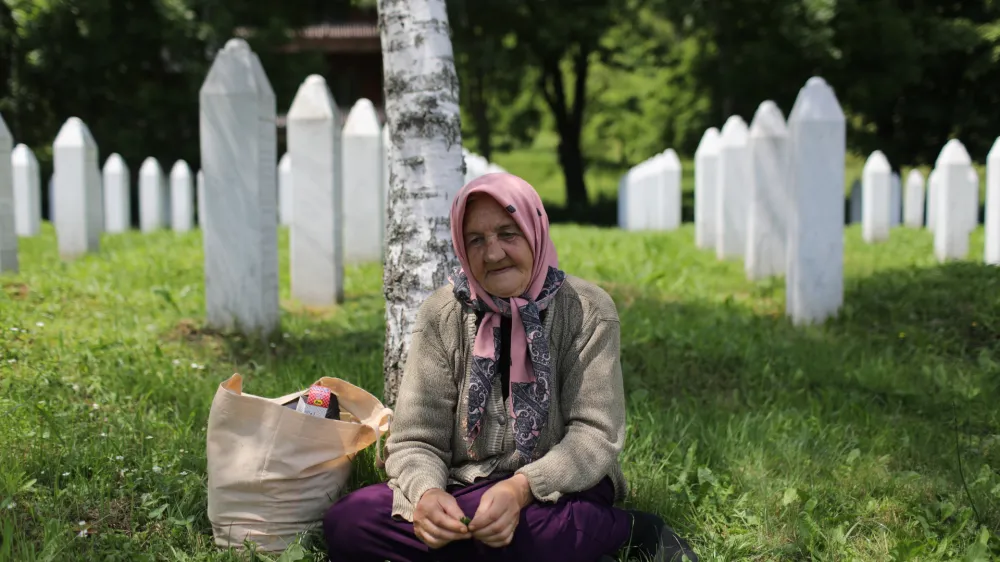 ﻿- Srebrenica - vojska bosanskih Srbov je leta 1992 umorila več kot 8000 Bošnjakov.- Spominski center Potočari posvečen žrtvam pokola v Srebrenici leta 1992 - - 08.06.2021 – Bosna in Hercegovina (BIH) – Srebrenica - reportaža ob obsodbi na dosmrtno zaporno kazen nekdanjega vojaškega poveljnika bosanskih Srbov Ratka Mladića v Haagu 08.06.2021 obsojenega genocida ter zločinov proti človečnosti in vojnih zločinov med vojno v BiH med letoma 1992 in 1995.    //FOTO: Bojan Velikonja