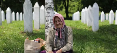 - Srebrenica - vojska bosanskih Srbov je leta 1992 umorila več kot 8000 Bošnjakov.- Spominski center Potočari posvečen žrtvam pokola v Srebrenici leta 1992 - - 08.06.2021 – Bosna in Hercegovina (BIH) – Srebrenica - reportaža ob obsodbi na dosmrtno zaporno kazen nekdanjega vojaškega poveljnika bosanskih Srbov Ratka Mladića v Haagu 08.06.2021 obsojenega genocida ter zločinov proti človečnosti in vojnih zločinov med vojno v BiH med letoma 1992 in 1995.    //FOTO: Bojan Velikonja
