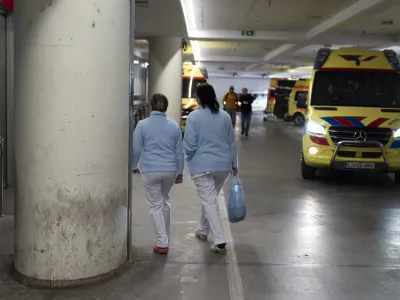 V UKC Ljubljana, kjer ta čas oskrbo zagotavljajo nemoteno, opažajo dodatna zdravljenja na urgenci. Na nekaterih manjših oddelkih regijskih bolnišnic je težav medtem zaradi majhnih ekip bistveno več.

 