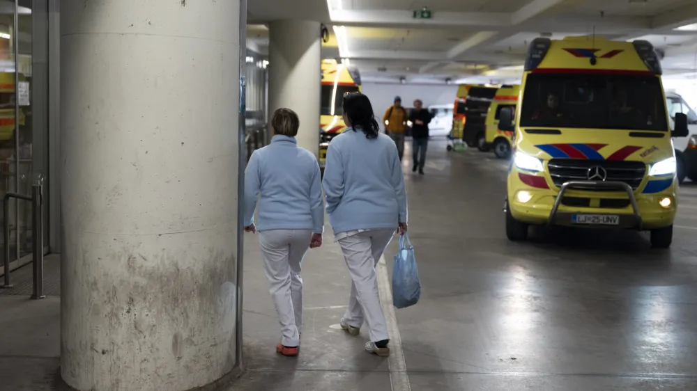 V UKC Ljubljana, kjer ta čas oskrbo zagotavljajo nemoteno, opažajo dodatna zdravljenja na urgenci. Na nekaterih manjših oddelkih regijskih bolnišnic je težav medtem zaradi majhnih ekip bistveno več.

 