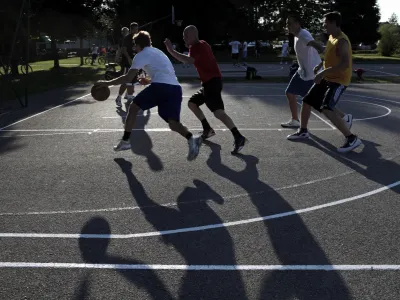 ﻿Savsko naselje - - ulična košarka - košarkarsko - košarkaško igrišče - koš - ///FOTO: Luka Cjuha OPOMBA: ZA OBJAVO V PRILOGI – DNEVNIKOV OBJEKTIV - REPORTAŽA 2013