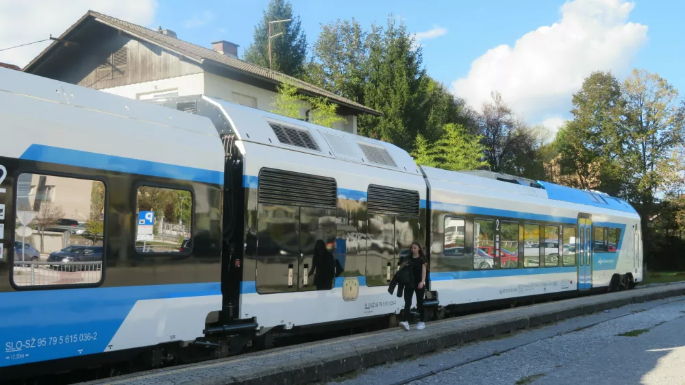 Vlak za pot iz Novega mesta do Ljubljane danes potrebuje približno dve uri. Z modernizacijo železniške proge želijo ta potovalni čas prepoloviti. F Dragana Stanković / Foto: Dragana Stanković