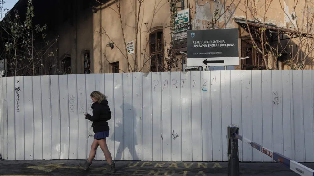 - simbolična fotografija - - 06.01.2015 - Upravna enota UE Ljubljana -Tobačna ulica 5 - javna uprava - javni sektor  //FOTO: Luka Cjuha.