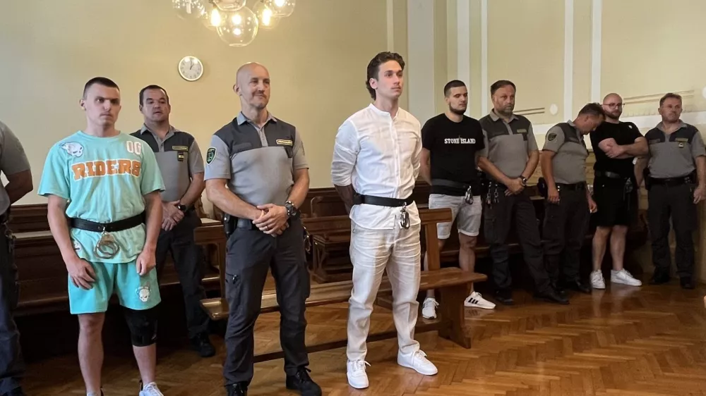 požigalci maribor z leve proti desni: ta vi pistacija barvi Žak Karo, v belem Dario Vaupotič, v črni kratki majci Luka Breznik in zadnji v črnem na desnem robu Aleksander Kobe. 