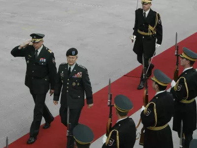 načelnik general&scaron;taba Slovenske vojske, generalpodpolkovnik Albin Gutman in vrhovni poveljnik zavezni&scaron;kih sil za Evropo general Bantz J. Craddock- sprejem vrhovnega poveljnika zavezni&scaron;kih sil za Evropo z voja&scaron;kimi častmi pri načelniku general&scaron;taba Slovenske vojske, - načelnik general&scaron;taba Slovenske vojske gostu predstavil Slovensko vojsko in njen nadaljnji razvoj, zmogljivosti enot SV v okviru programa Nata, spregovorila tudi o slovenskih izku&scaron;njah iz operacije kriznega odzivanja KFOR na Kosovu.//FOTO: Luka CjuhaOPOMBA: ZA OBJAVO V ČASOPISU DNEVNIK