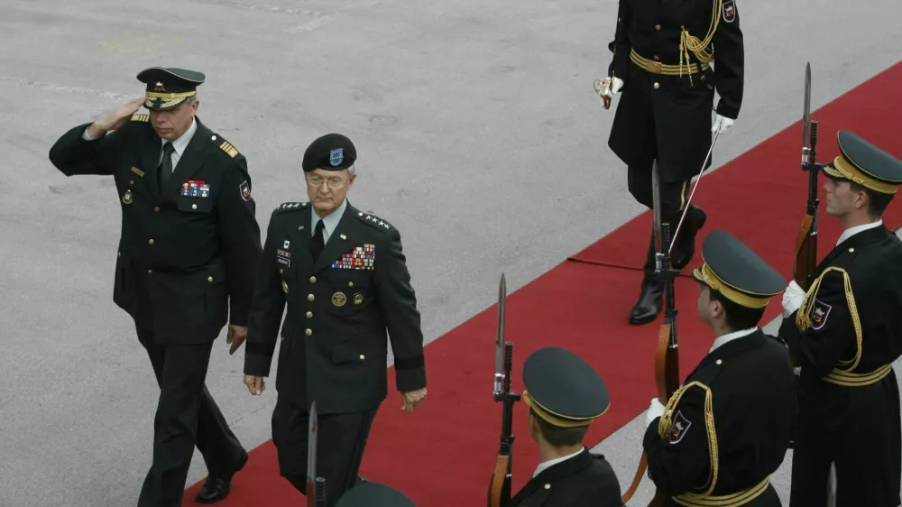 načelnik general&scaron;taba Slovenske vojske, generalpodpolkovnik Albin Gutman in vrhovni poveljnik zavezni&scaron;kih sil za Evropo general Bantz J. Craddock- sprejem vrhovnega poveljnika zavezni&scaron;kih sil za Evropo z voja&scaron;kimi častmi pri načelniku general&scaron;taba Slovenske vojske, - načelnik general&scaron;taba Slovenske vojske gostu predstavil Slovensko vojsko in njen nadaljnji razvoj, zmogljivosti enot SV v okviru programa Nata, spregovorila tudi o slovenskih izku&scaron;njah iz operacije kriznega odzivanja KFOR na Kosovu.//FOTO: Luka CjuhaOPOMBA: ZA OBJAVO V ČASOPISU DNEVNIK