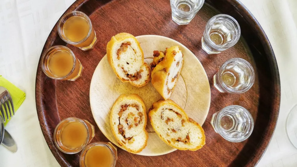 Ocvirkovka in žganje / Foto: Miha First