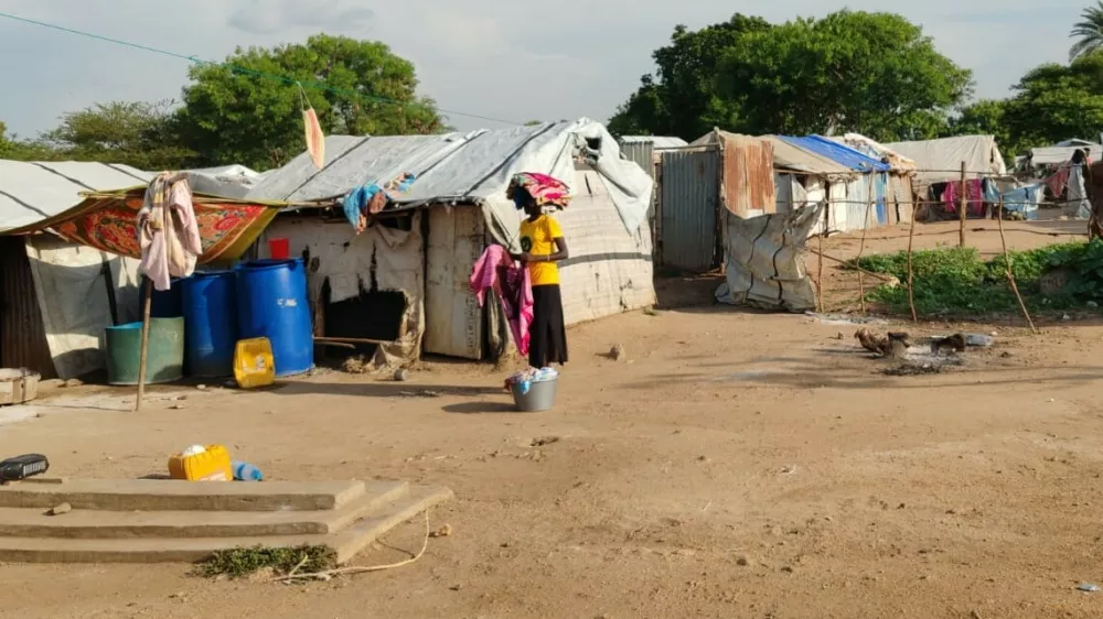 V begunskem kampu v Jubi v Južnem Sudanu, ki je zgrajen kar na pokopališču, biva več kot 1200 ljudi. / Foto: Jana Lampe