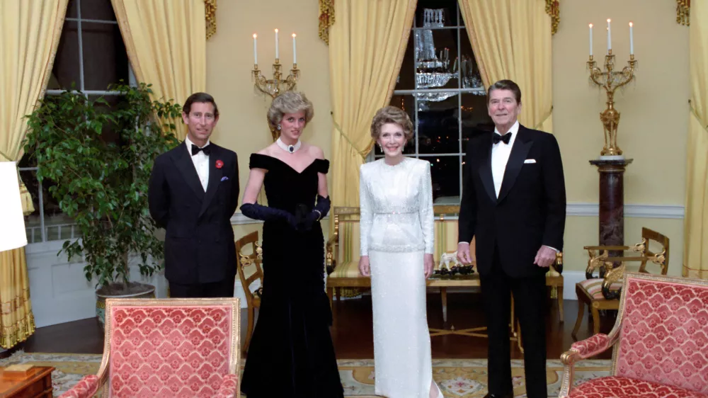 Princ Charles in princesa Diana z zakoncema Ronaldom in Nancy Reagan v rumeni ovalni sobi v predsedniški palači ob obisku ZDA leta 1985 F Wikipedija / Foto: Wikipedija