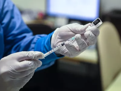 - cepivo Pfizer BioNTceh - množično cepljenje proti covidu-19 med stanovalci domov za starej&scaron;e. - 27.12.2020 &ndash; Epidemija koronavirus COVID-19 v Sloveniji - prispela prva po&scaron;iljka cepiva proti covidu-19, ki sta ga razvili podjetji ameri&scaron;ki Pfizer in nem&scaron;ki BioNTech,//FOTO: Luka Cjuha