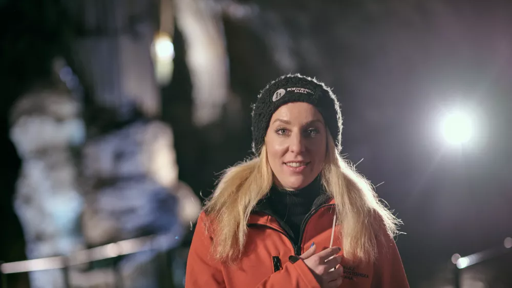 V 200-letni zgodovini turizma v Postojnski jami je Anja Škarabot Heric prva ženska z vozniškim dovoljenjem za vožnjo jamskega vlaka