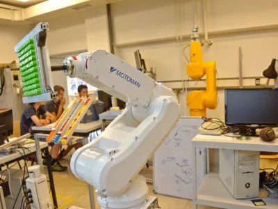  - simbolična fotografija - inovativnost - robotska roka,robotika,industrijski robotROBOTI ZA PROFIT IN ZABAVO - Programiranje sodobnih proizvodnih robotov  - Poletni tabor Inovativnih tehnologij 2013 na Fakulteti za elektrotehniko Univerze v Ljubljani - delavnice namenjene osnovnošolcem od 7. do 9. razreda in srednješolcem od 1. do 3. letnika.  //FOTO: Tomaž Zajelšnik