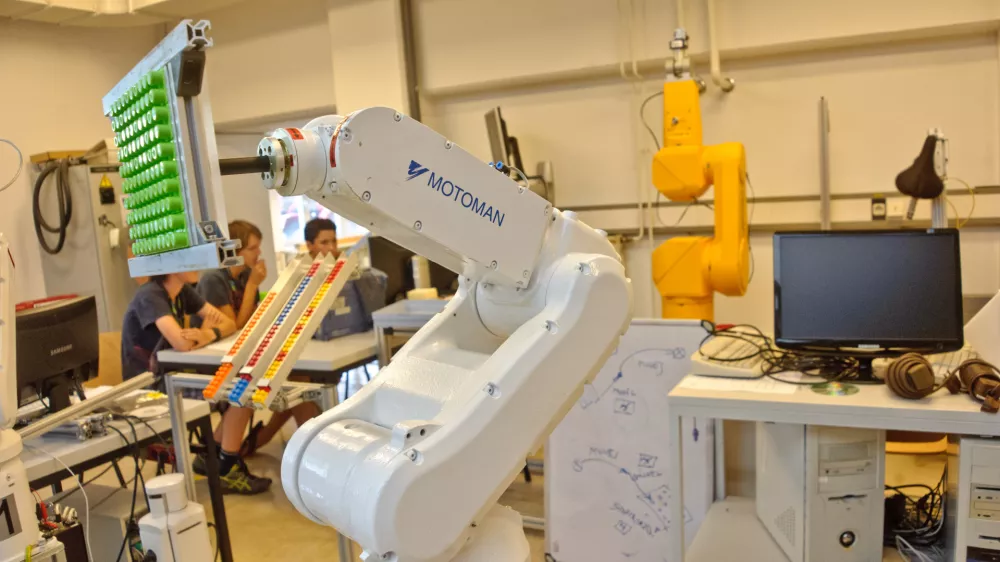  - simbolična fotografija - inovativnost - robotska roka,robotika,industrijski robotROBOTI ZA PROFIT IN ZABAVO - Programiranje sodobnih proizvodnih robotov  - Poletni tabor Inovativnih tehnologij 2013 na Fakulteti za elektrotehniko Univerze v Ljubljani - delavnice namenjene osnovnošolcem od 7. do 9. razreda in srednješolcem od 1. do 3. letnika.  //FOTO: Tomaž Zajelšnik