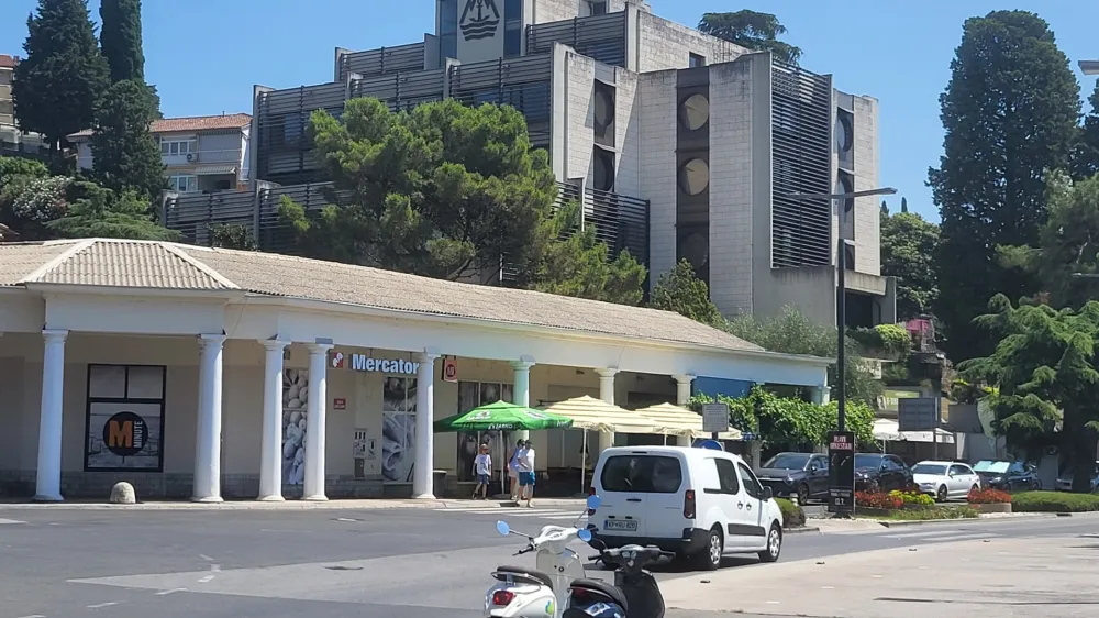 Reprezentativno stavbo Splošne plovbe v Portorožu je kupilo portoroško podjetje P&amp;P.

 

 

 