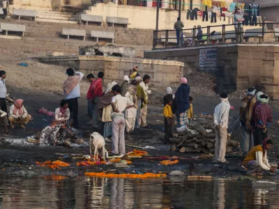 Zadnje slovo na bregu svete reke Gange, Indija