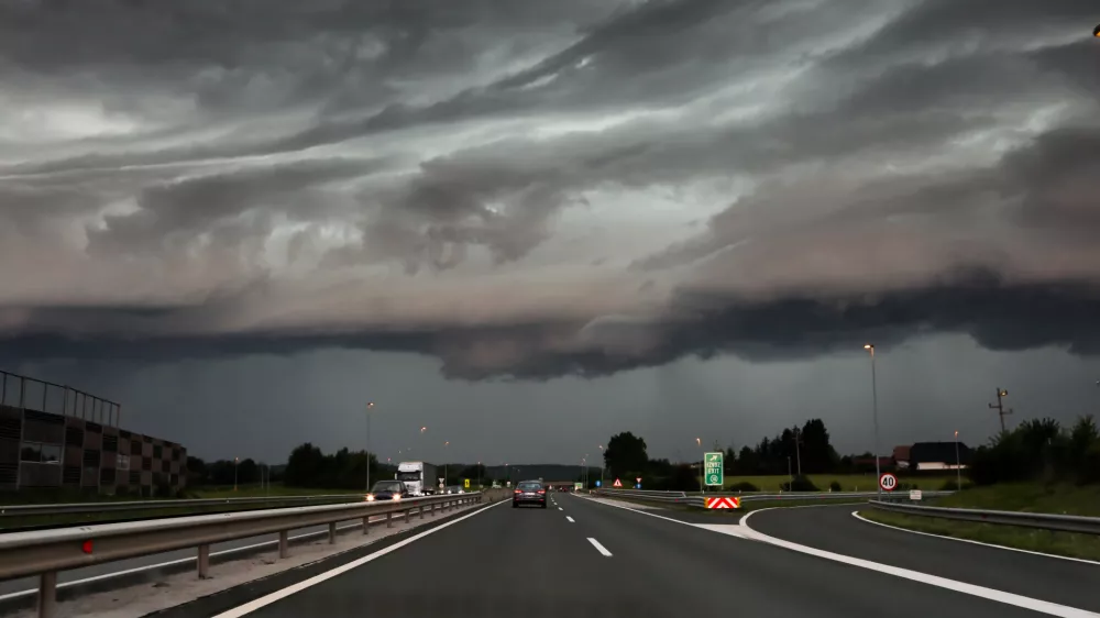 - Nevihta, nevihtni oblak. &Scaron;tajerska avtocesta Maribor Ljubljana- 19.07.2023 &ndash; vreme - oranžno opozorilo za celotno Slovenijo &ndash; nevihtni pas - nevihte //FOTO: