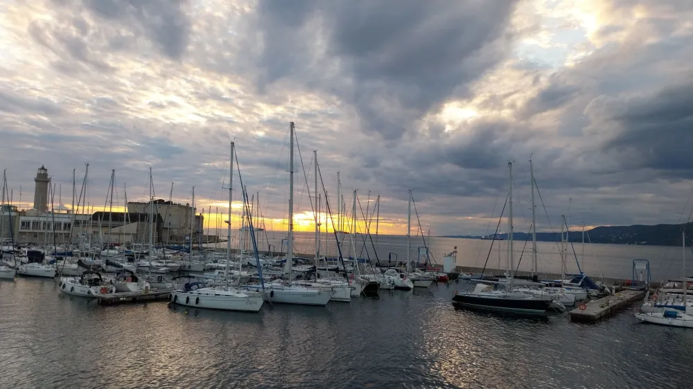 Dan v Trstu lahko zaključite s spremljanjem sončnega zahoda. Mi smo ga s terase plavajoče restavracije Pier, ladje, ki je zasidrana na pomolu Venezia. 