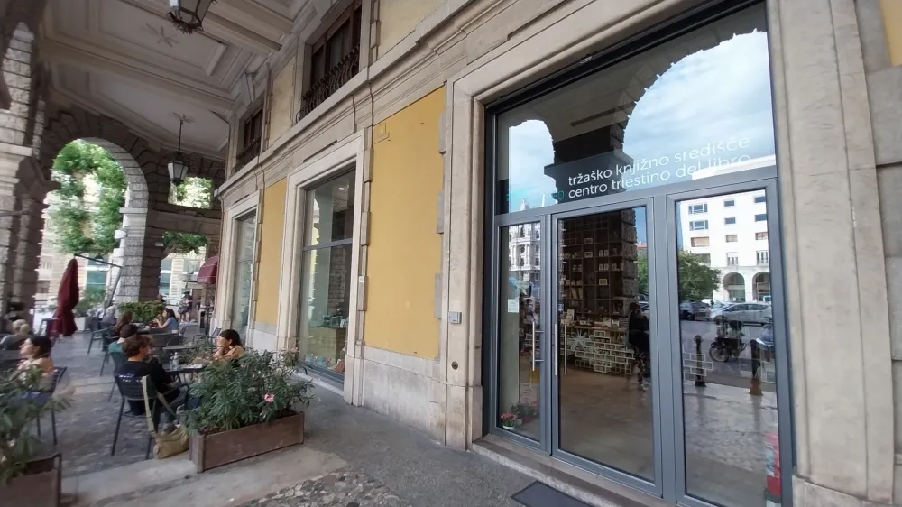 Na Trgu Oberdan zavijte v Tržaško knjižno središče TS360 kjer boste poleg slovenske literature lahko prelistali in prebrali dnevne slovenske časopise