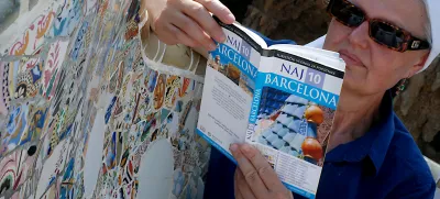 parc guell, barcelona, spain, avgust 2009, španija, turist, turistka, gaudi