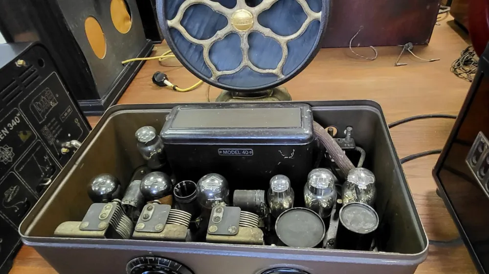 Pod pokrovom ameriškega radia atwater kent iz leta 1928 s slikovitim zvočnikom. Foto: Katja Gleščič