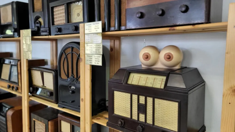 Tudi radio v obliki ženskih prsi se je znašel v zbirki. Foto: Katja Gleščič