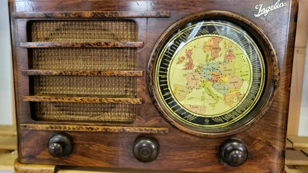 Leseni ingelen s skalo v obliki zemljevida z lučkami na glavnih mestih, ki se prižgejo, ko z gumbom najdemo postajo, ki jo iščemo. Foto: Katja Gleščič